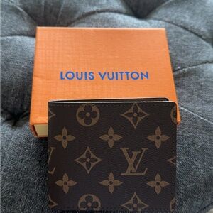 Louis Vuitton Monogram Canvas Bi-Fold Wallet - Brown & Tan